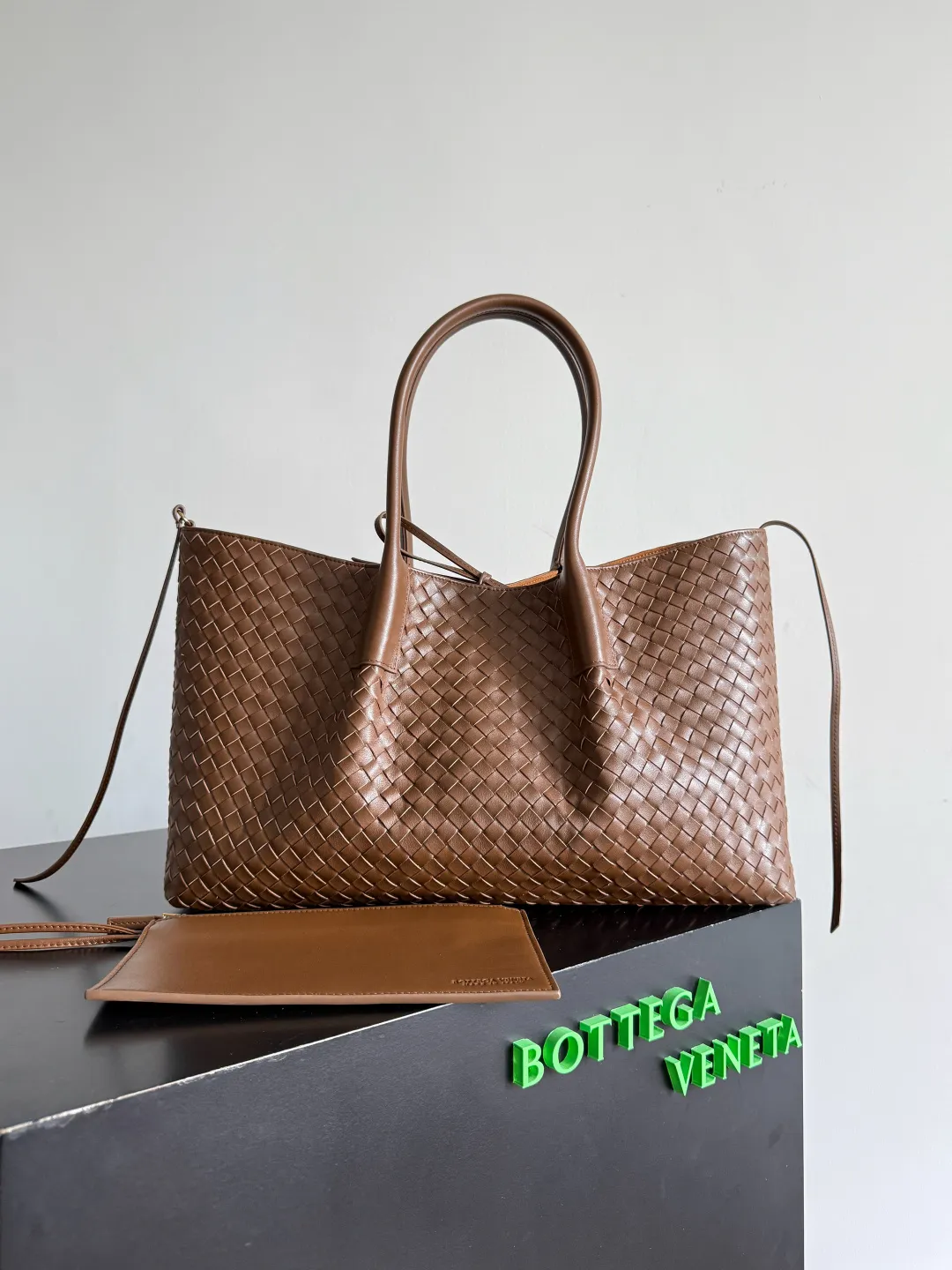 Batch 2660 Bottega Veneta 2025 new product PINACOTECA bag, iconic weaving process, skillfully crafted with 10mm Intrecciato process and equipped with suede lining. Four small strips of leather add character to the design and make the bag more stable. Relaxed yet sophisticated, casual yet refined, suede lining and double-sided design, suitable for shoulder and hand carry. The four straps can be adjusted into different shapes. One pack can be switched between two uses, easily integrating into your daily rhythm. Style number: 817166 Size: 43*23*17.5cm